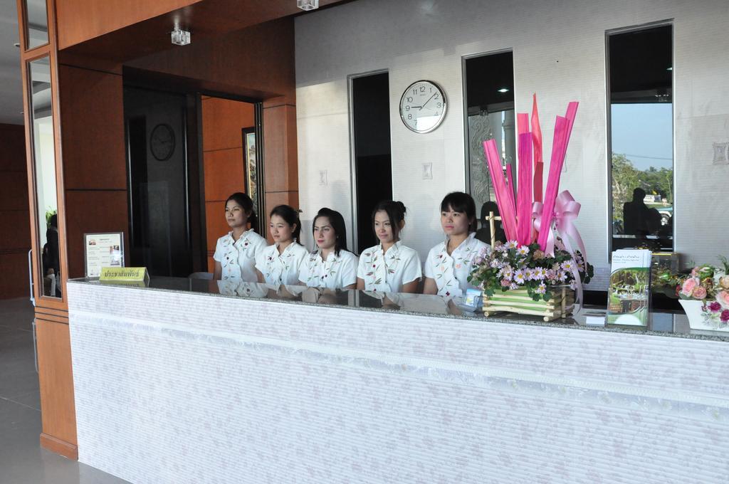 Queen Palace Hotel Mae Sot Exterior photo