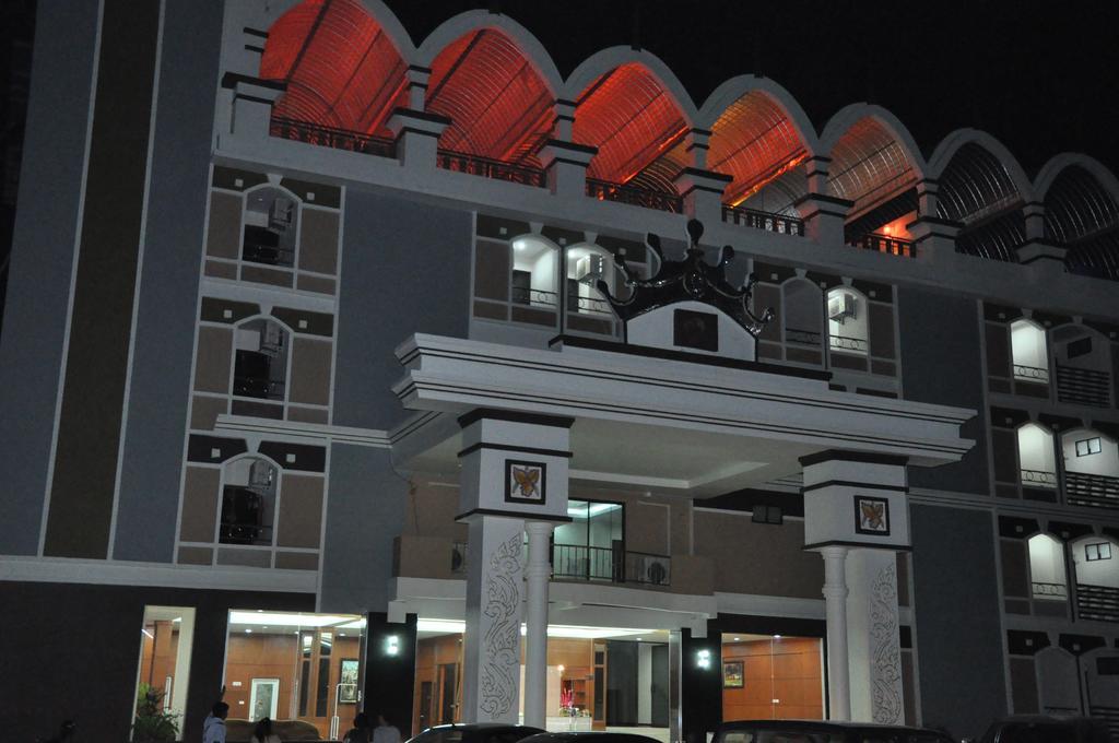 Queen Palace Hotel Mae Sot Exterior photo
