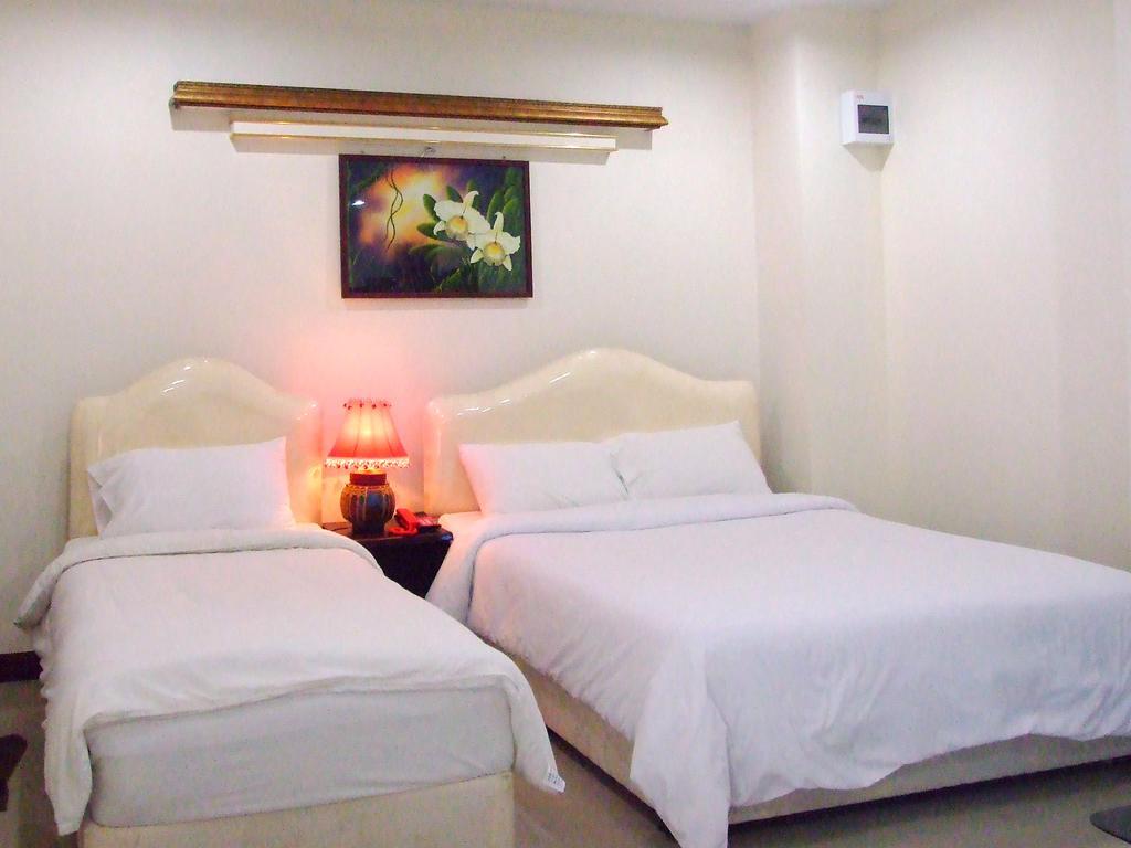 Queen Palace Hotel Mae Sot Exterior photo